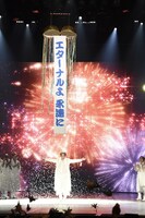 堂本光一がくす玉を割ると、“エターナルよ 永遠に”と書かれた垂れ幕が登場した。