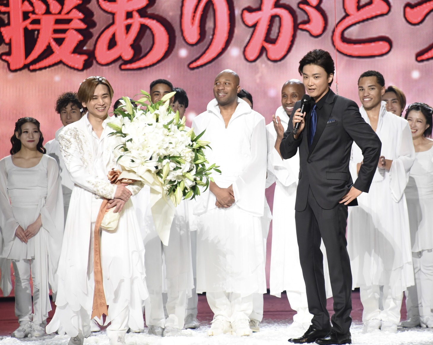 中央左から堂本光一、井上芳雄。