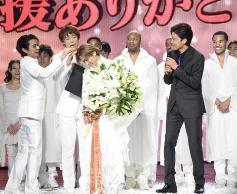 堂本光一（右から2番目）の頭に付いた紙吹雪を払う佐藤勝利（左端）と越岡裕貴（左から2番目）。それを見つめる井上芳雄（右端）。