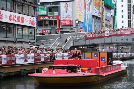 十三代目市川團十郎白猿襲名記念 道頓堀「にらみ」の様子。