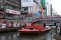 十三代目市川團十郎白猿襲名記念 道頓堀「にらみ」の様子。