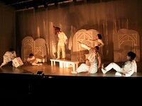 フライングシアター自由劇場「あの夏至の晩 生き残りのホモサピエンスは終わらない夢を見た」より。（撮影：細野晋司）