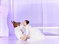 フライングシアター自由劇場「あの夏至の晩 生き残りのホモサピエンスは終わらない夢を見た」より。（撮影：細野晋司）