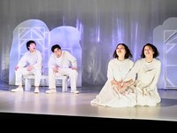 フライングシアター自由劇場「あの夏至の晩 生き残りのホモサピエンスは終わらない夢を見た」より。（撮影：細野晋司）