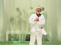 フライングシアター自由劇場「あの夏至の晩 生き残りのホモサピエンスは終わらない夢を見た」より。（撮影：細野晋司）