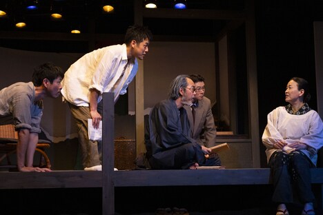 劇団チョコレートケーキ「白き山」より。（撮影：池村隆司）