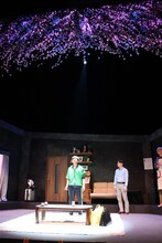 劇団扉座 第77回公演「ハロウィンの夜に咲いた桜の樹の下で」より。