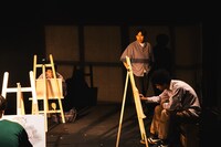 画餅 第4回公演「ウィークエンド」より、「画塾」の様子。（撮影：南阿沙美）