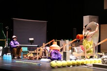 チェルフィッチュ×金氏徹平「消しゴム山」東京公演（2024）より。