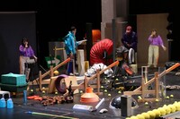 チェルフィッチュ×金氏徹平「消しゴム山」東京公演（2024）より。