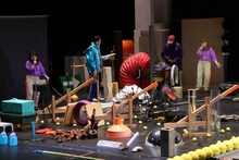 チェルフィッチュ×金氏徹平「消しゴム山」東京公演（2024）より。