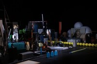 チェルフィッチュ×金氏徹平「消しゴム山」東京公演（2024）より。