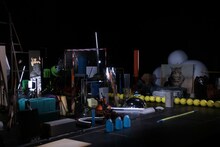 チェルフィッチュ×金氏徹平「消しゴム山」東京公演（2024）より。