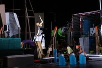 チェルフィッチュ×金氏徹平「消しゴム山」東京公演（2024）より。