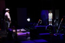 チェルフィッチュ×金氏徹平「消しゴム山」東京公演（2024）より。