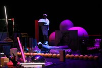 チェルフィッチュ×金氏徹平「消しゴム山」東京公演（2024）より。