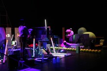 チェルフィッチュ×金氏徹平「消しゴム山」東京公演（2024）より。