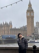 ビッグ・ベンをバックにロンドンの空気を感じている松田誠。