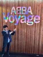 「ABBA Voyage」のロゴと松田誠。
