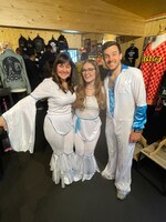 「ABBA Voyage」を楽しむ観客たち。