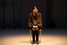 「モダンスイマーズ『雨とベンツと国道と私』」より。（撮影：山崎伸康）