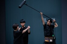 「モダンスイマーズ『雨とベンツと国道と私』」より。（撮影：山崎伸康）