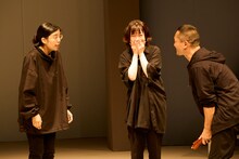 「モダンスイマーズ『雨とベンツと国道と私』」より。（撮影：山崎伸康）