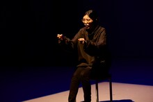 「モダンスイマーズ『雨とベンツと国道と私』」より。（撮影：山崎伸康）