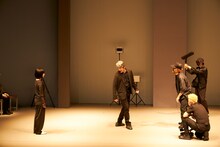 「モダンスイマーズ『雨とベンツと国道と私』」より。（撮影：山崎伸康）