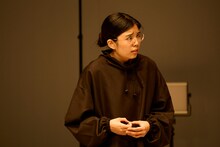 「モダンスイマーズ『雨とベンツと国道と私』」より。（撮影：山崎伸康）