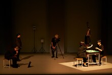 「モダンスイマーズ『雨とベンツと国道と私』」より。（撮影：山崎伸康）