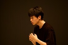 「モダンスイマーズ『雨とベンツと国道と私』」より。（撮影：山崎伸康）