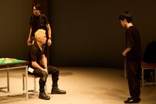 「モダンスイマーズ『雨とベンツと国道と私』」より。（撮影：山崎伸康）