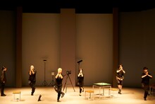 「モダンスイマーズ『雨とベンツと国道と私』」より。（撮影：山崎伸康）