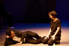 「モダンスイマーズ『雨とベンツと国道と私』」より。（撮影：山崎伸康）