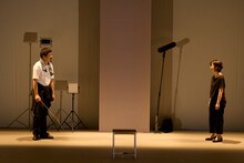 「モダンスイマーズ『雨とベンツと国道と私』」より。（撮影：山崎伸康）