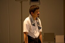 「モダンスイマーズ『雨とベンツと国道と私』」より。（撮影：山崎伸康）