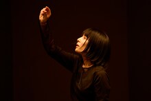 「モダンスイマーズ『雨とベンツと国道と私』」より。（撮影：山崎伸康）