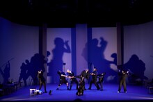 「モダンスイマーズ『雨とベンツと国道と私』」より。（撮影：山崎伸康）