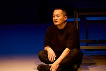 「モダンスイマーズ『雨とベンツと国道と私』」より。（撮影：山崎伸康）