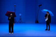 「モダンスイマーズ『雨とベンツと国道と私』」より。（撮影：山崎伸康）