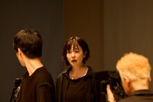 「モダンスイマーズ『雨とベンツと国道と私』」より。（撮影：山崎伸康）