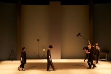 「モダンスイマーズ『雨とベンツと国道と私』」より。（撮影：山崎伸康）