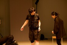 「モダンスイマーズ『雨とベンツと国道と私』」より。（撮影：山崎伸康）