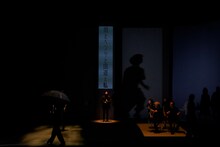 「モダンスイマーズ『雨とベンツと国道と私』」より。（撮影：山崎伸康）