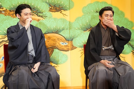 左から市川染五郎、松本幸四郎。