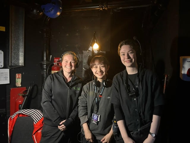 音響チーム。左からテス・ダクルさん、徳丸ゆいのさん、ソフィー・ヤングさん。