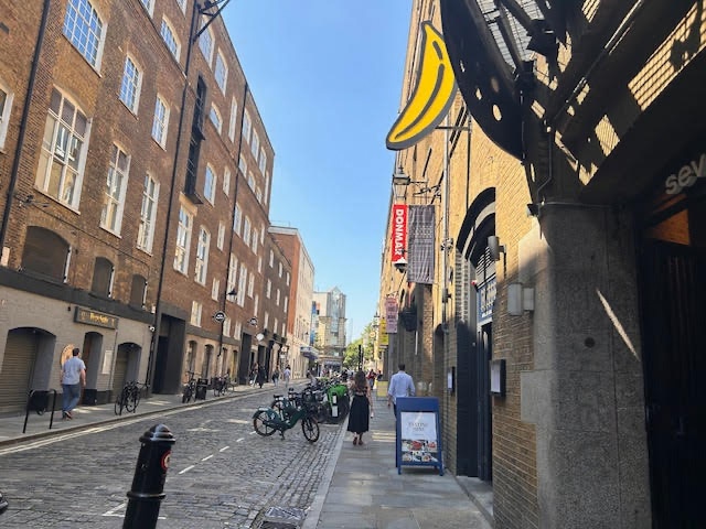 ロンドン・ソーホー地区の裏路地