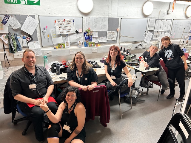 衣裳部の皆様。左から、ジョン・マニオンさん、エリアナ・ルイズ・ヴェガさん、インマカルダ・クックさん、ハリエット・ウォーターフォールさん、アビゲイル・ハルスさん、柴望美さん。