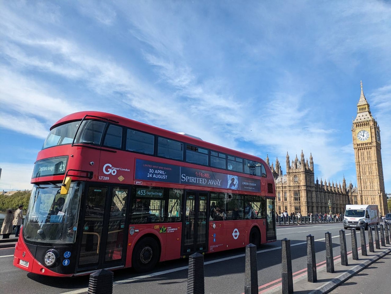 「sprited away」を宣伝しているバスとビックベン